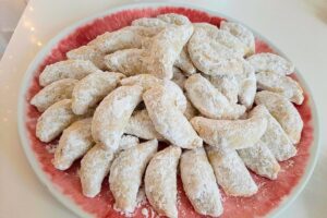 Omlós szilvalekváros hókifli (havasi kifli) porcukorban megforgatva, tányéron tálalva